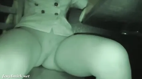 Een sexy, rijpe exhibitioniste loopt 's nachts rond met haar billen ontbloot.