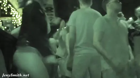 Een sexy, rijpe exhibitioniste loopt 's nachts rond met haar billen ontbloot.