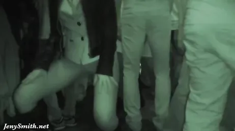 Een sexy, rijpe exhibitioniste loopt 's nachts rond met haar billen ontbloot.