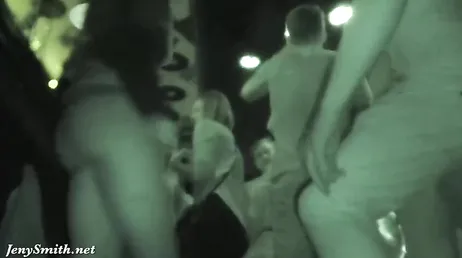 Een sexy, rijpe exhibitioniste loopt 's nachts rond met haar billen ontbloot.