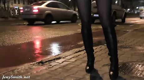 Een sexy, rijpe exhibitioniste loopt 's nachts rond met haar billen ontbloot.