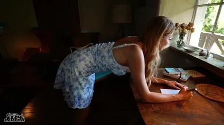 Hij overvalt zijn schoonzus en penetreert haar staand in de doggy-style positie.