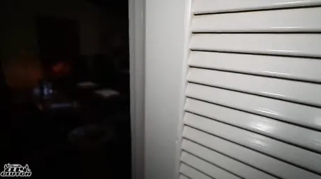 Hij overvalt zijn schoonzus en penetreert haar staand in de doggy-style positie.