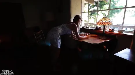 Hij overvalt zijn schoonzus en penetreert haar staand in de doggy-style positie.