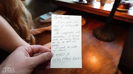 Hij overvalt zijn schoonzus en penetreert haar staand in de doggy-style positie.