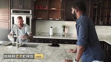 Jeetje man, je zus heeft echt een geweldige kont... je zegt dat ze geen vriendje meer heeft?