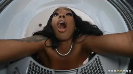 De billen van mijn huisgenoot zijn vast komen te zitten in de wasmachine...!!