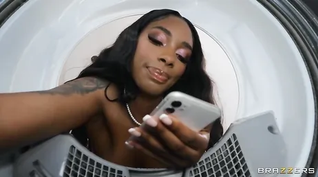 De billen van mijn huisgenoot zijn vast komen te zitten in de wasmachine...!!