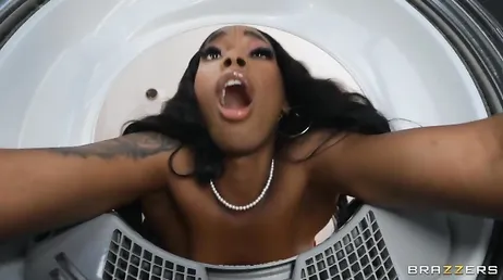 De billen van mijn huisgenoot zijn vast komen te zitten in de wasmachine...!!