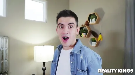 Su novia le pilla follando con su madre ... y acaban haciendo un trio juntos