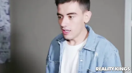 Su novia le pilla follando con su madre ... y acaban haciendo un trio juntos