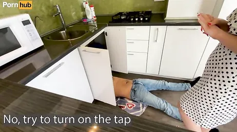 Ama de casa rusa insatisfecha se sienta encima de la polla del fontanero