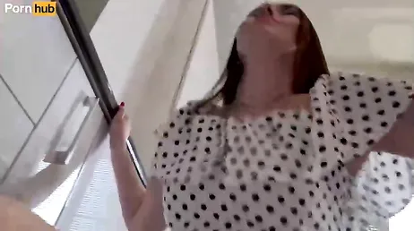 Ama de casa rusa insatisfecha se sienta encima de la polla del fontanero