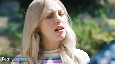 A bunda da minha meia-irmã de fio dental é incrível!