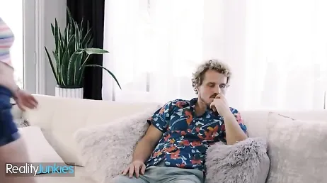 A bunda da minha meia-irmã de fio dental é incrível!