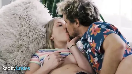 A bunda da minha meia-irmã de fio dental é incrível!