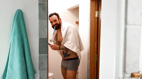 Sorprende a su hijastra a punto de masturbarse en el baño: menudo tanga !!