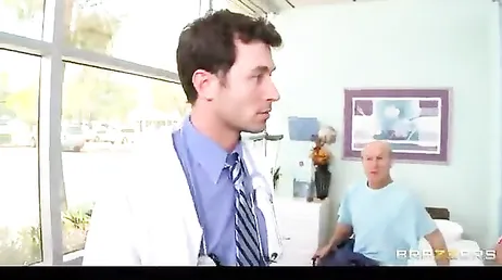 La nueva enfermera se ha traido un uniforme de zorra total a la clinica