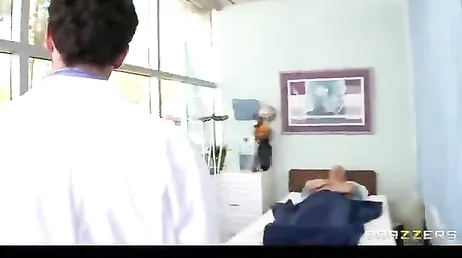 La nueva enfermera se ha traido un uniforme de zorra total a la clinica