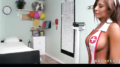 La nueva enfermera se ha traido un uniforme de zorra total a la clinica