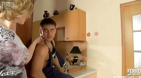 Ama de casa infiel y solitaria se deja seducir por el atractivo fontanero