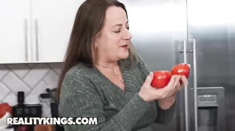 Hermanastras super cerdas se comen los coños y la madre ni se entera ... !!