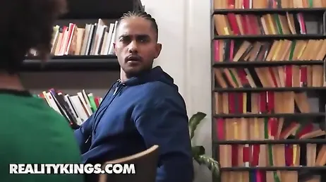 La bibliotecaria del turno de tarde se deja follar por un universitario