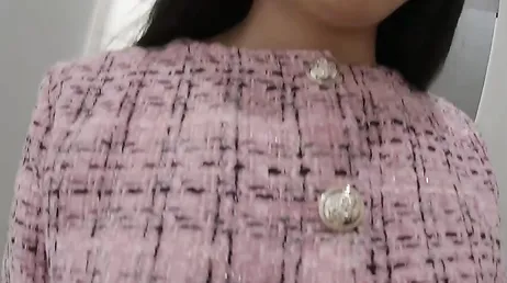 El masajista disfruta de sus labios vaginales y de su coño bien mojado