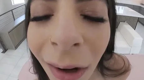 El masajista disfruta de sus labios vaginales y de su coño bien mojado