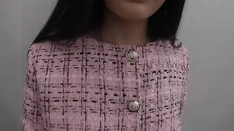 El masajista disfruta de sus labios vaginales y de su coño bien mojado