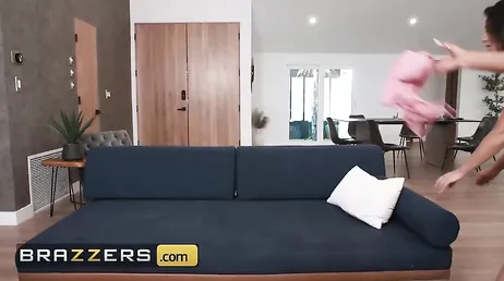 Sus novios las sorprenden comiéndose los coños y todo acaba en una orgia