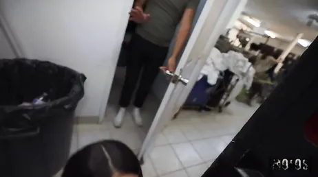 Acaba dejándose follar por un desconocido en la lavanderia del barrio