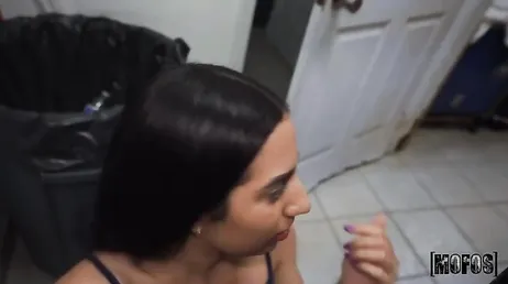 Acaba dejándose follar por un desconocido en la lavanderia del barrio