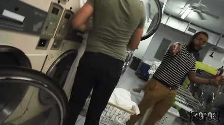 Acaba dejándose follar por un desconocido en la lavanderia del barrio