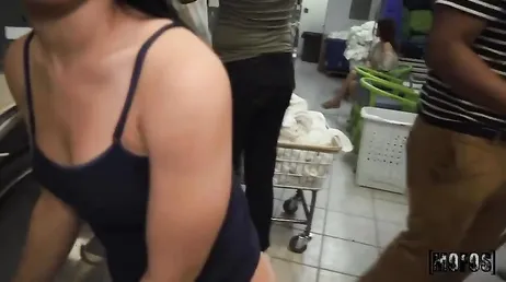 Acaba dejándose follar por un desconocido en la lavanderia del barrio
