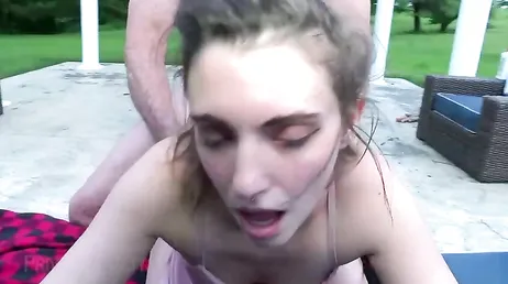 Universitaria con novio se deja follar salvajemente por el vecino jubilado