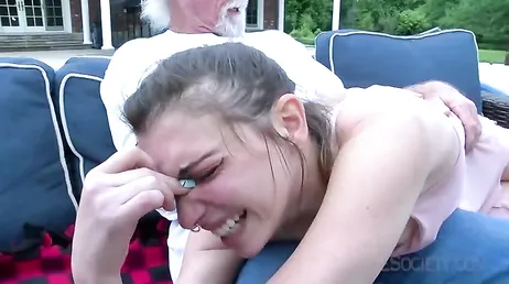 Universitaria con novio se deja follar salvajemente por el vecino jubilado