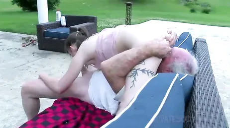 Universitaria con novio se deja follar salvajemente por el vecino jubilado