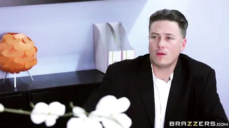 Mientras la secretaria le chupa la polla entra en su despacho la jefa ... !!