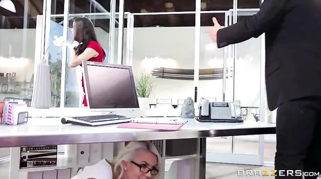 Mientras la secretaria le chupa la polla entra en su despacho la jefa ... !!