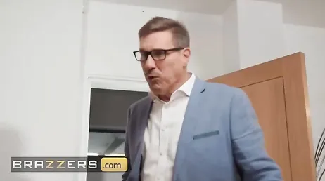 El jefe no para de darle polla a la nueva secretaria: qué bien se lo pasa!