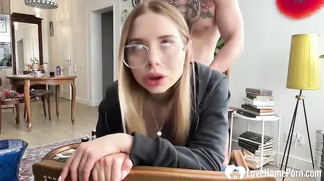 Anda, deja un poco de leer y ven a mamarme la polla ... qué lo estas deseando