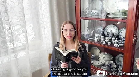 Anda, deja un poco de leer y ven a mamarme la polla ... qué lo estas deseando