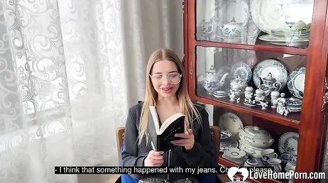 Anda, deja un poco de leer y ven a mamarme la polla ... qué lo estas deseando