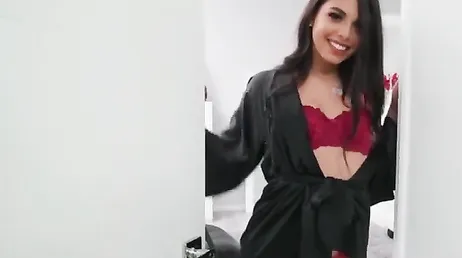 Después de un largo dia de trabajo mi novia me espera con lenceria roja