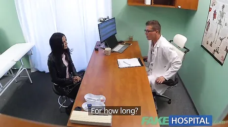 Es la paciente quién le da ordenes al doctor para que se desnude ... y la folle