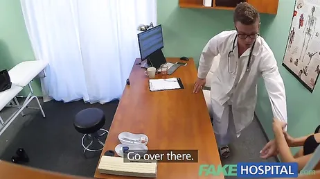 Es la paciente quién le da ordenes al doctor para que se desnude ... y la folle