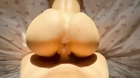 Llega del gimnasio, se quita la ropa y se arrodilla para comer polla sin parar