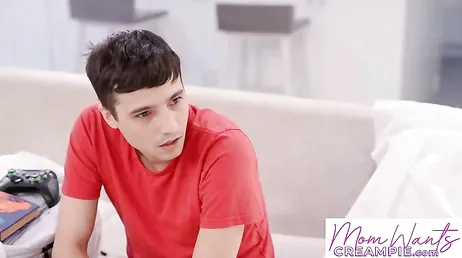 Mamá se echa a dormir la siesta a mi lado y lleva un camisón de encaje ...