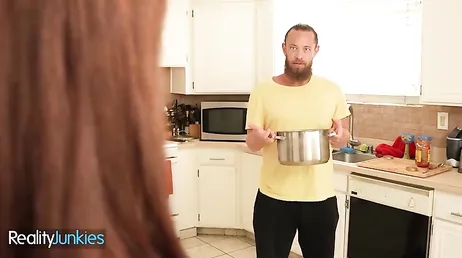 Mi compañera de piso me busca mientras cocino: menudo culito tiene la zorra